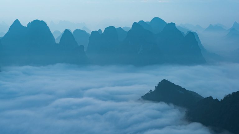 云雾缭绕的喀斯特峰林景观视频封面