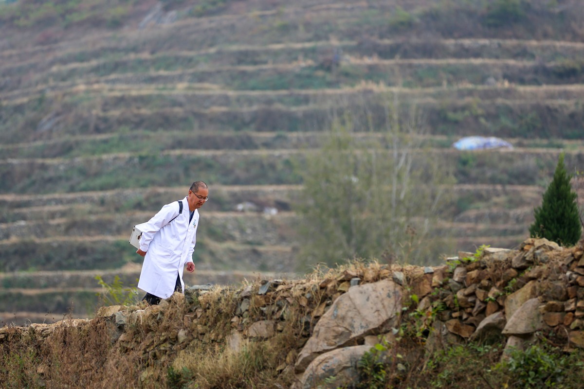 王遠(yuǎn)平穿過農(nóng)田進(jìn)行出診 (1).jpg