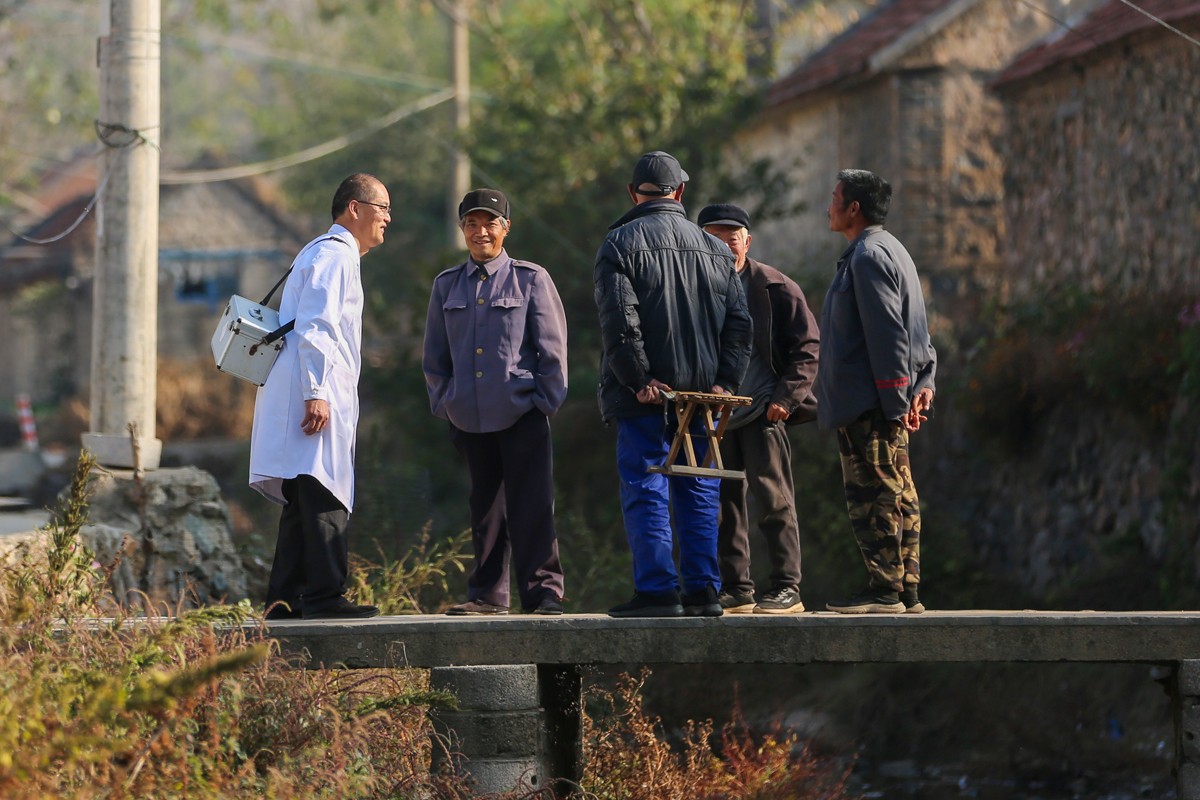 王遠(yuǎn)平詢問村民們的身體狀況和生活需求 (2).jpg