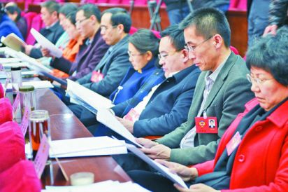 政協委員認真聆聽兩會工作報告