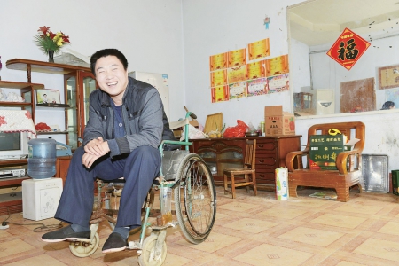 好小伙身殘志堅眾人贊背債務拾金不昧美名揚