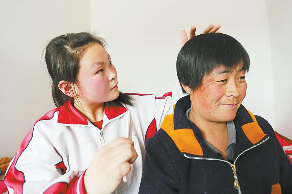 最喜歡的事就是給媽媽梳頭