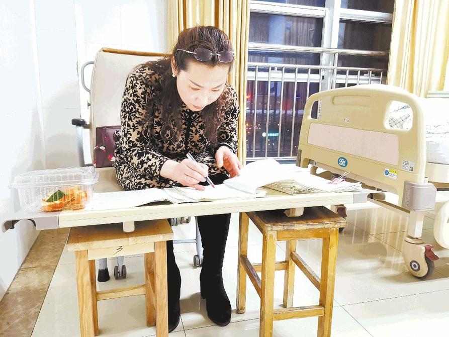 陪床老師忙里偷“閑”批試卷