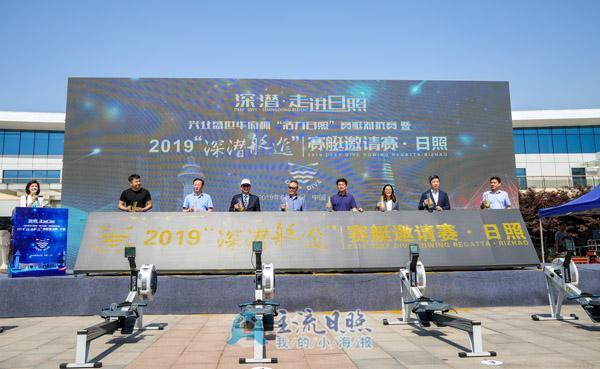 與會領導為“活力日照”企業家賽艇對抗賽暨“深潛艇進”日照邀請賽灑金 (2).jpg